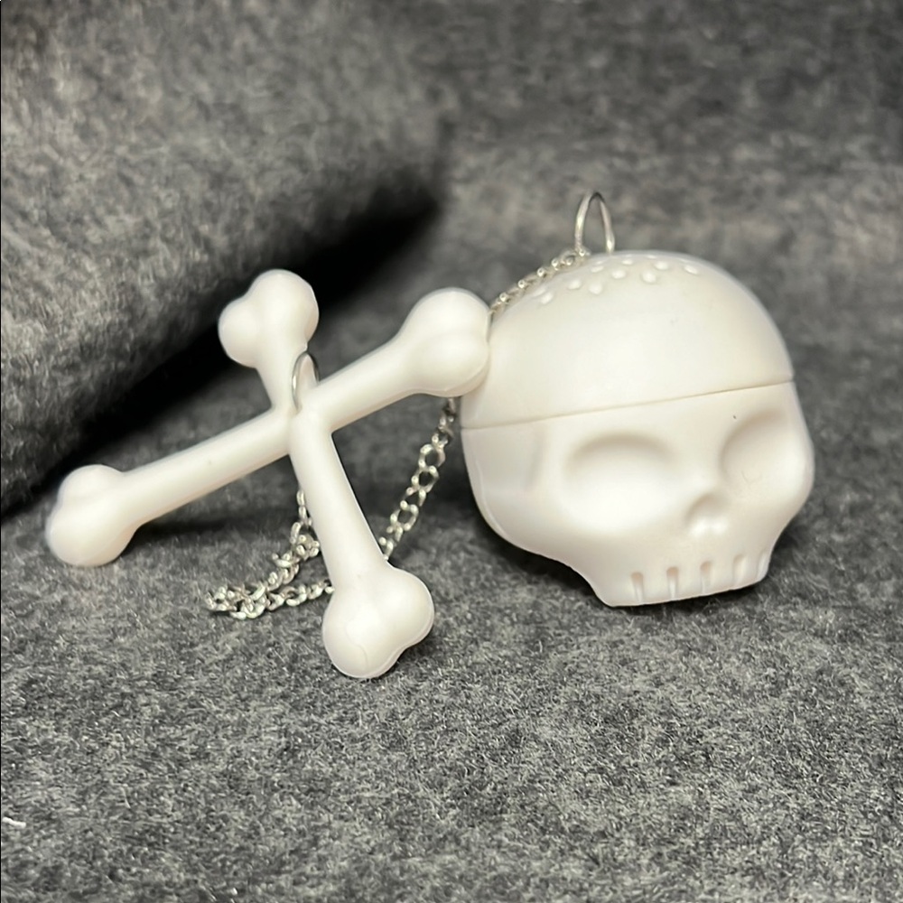 Skull & Crossbones Silicone Tea Infuser Strainer
